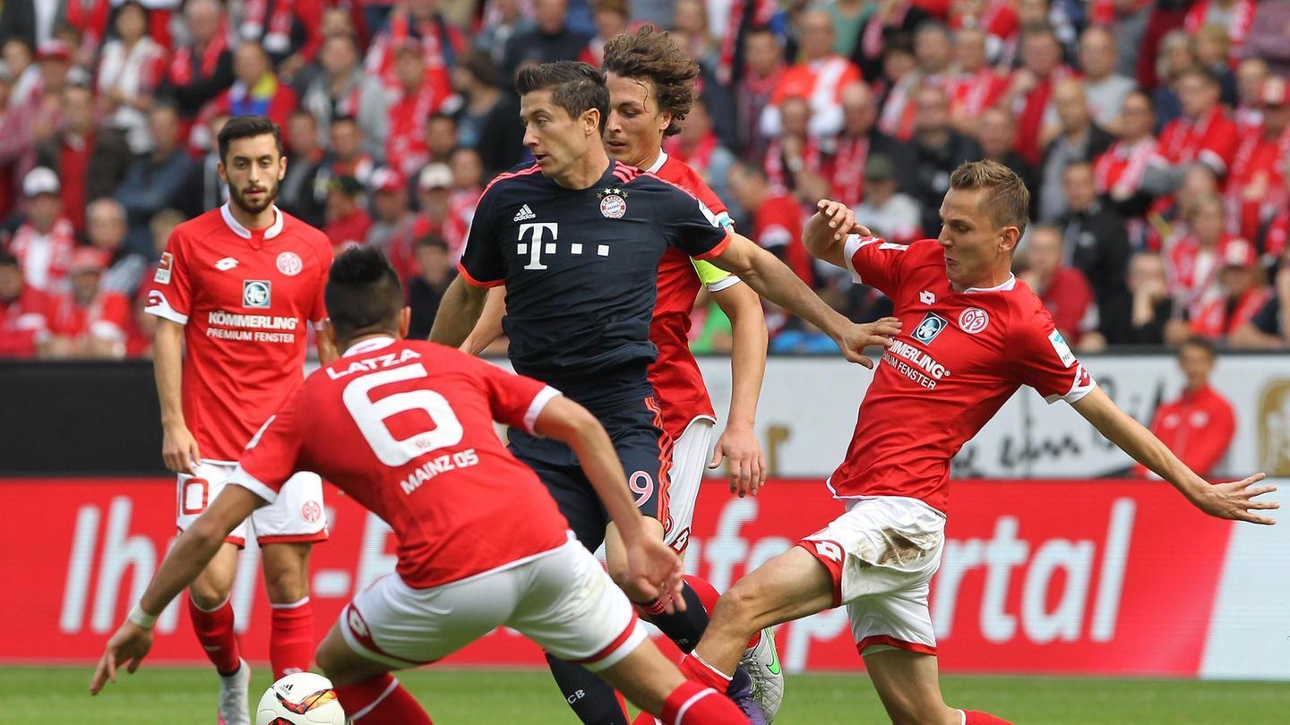 一日英超动向：曼城再具争冠实力，萨拉赫猛批斯洛特引发矛盾（英超一日观察：曼城重现争冠火力，萨拉赫怒斥斯洛特掀风波）