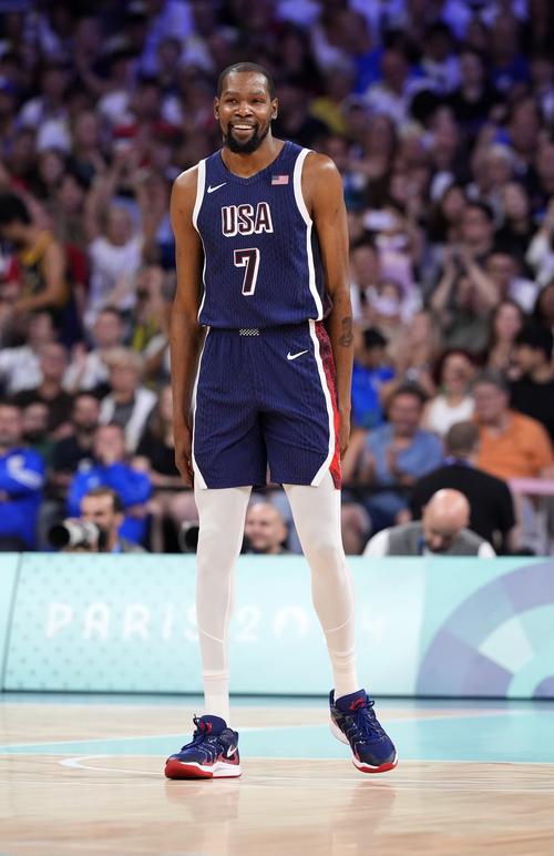 下半场回暖未能救主！邹阳10中6拿15分9板3断 15分全是下半场所得（下半场爆发仍无力回天：邹阳10投6中砍15分9板3抢，15分皆在下半场）