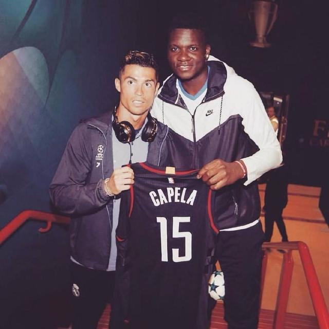 塞萨尔：齐沃为什么要换下博尼和泽林斯基？他俩明明表现最好（塞萨尔质疑齐沃换人：为何撤下表现最佳的博尼与泽林斯基？）