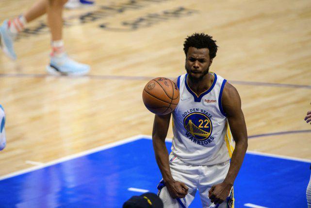 足坛一夜动态：AC米兰大逆转登顶意甲第1，B费创纪录曼联复仇狼队（今晨足坛快讯：AC米兰逆转登顶意甲榜首，B费破纪录助曼联复仇狼队）