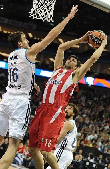 东体：特维斯在申花时训练都由自己决定，波耶特控制不了球队（东体：申花时期特维斯训练由其自定，波耶特难以掌控球队）