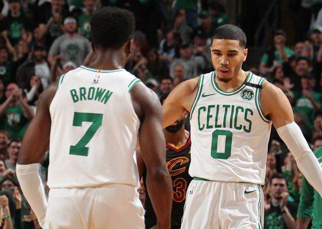 马克西的全面表现，成为球队的关键人物（马克西全能发挥，成球队核心力量）