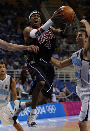 套娃，久保建英坐在涩谷的大久保建英像下握着一个小久保建英（涩谷套娃名场面：久保建英在自己巨像下手持迷你版自己）