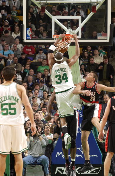 足球欧冠淘汰赛门票秒罄，黄牛翻倍叫价（欧冠淘汰赛门票瞬间售罄，黄牛价翻番）