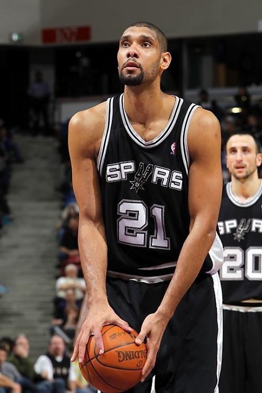 36岁哈登仍具备超强战力！场均26+8多队关注 两举措无愧暖心偶像（36岁哈登战力不减：场均26+8获多队青睐，两大善举尽显暖心偶像风范）