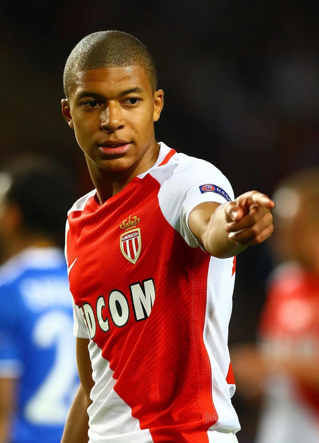 造杀伤！拉拉维亚强攻造成埃奇库姆犯规 随后2罚1中（拉拉维亚强突造埃奇库姆犯规，罚球线2罚中1）