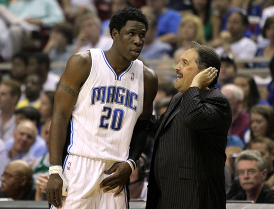 绿茵场上的百年世仇，皇马与巴萨，一场足球背后的政治战争（皇马vs巴萨：百年宿敌，绿茵之战背后的政治角力）