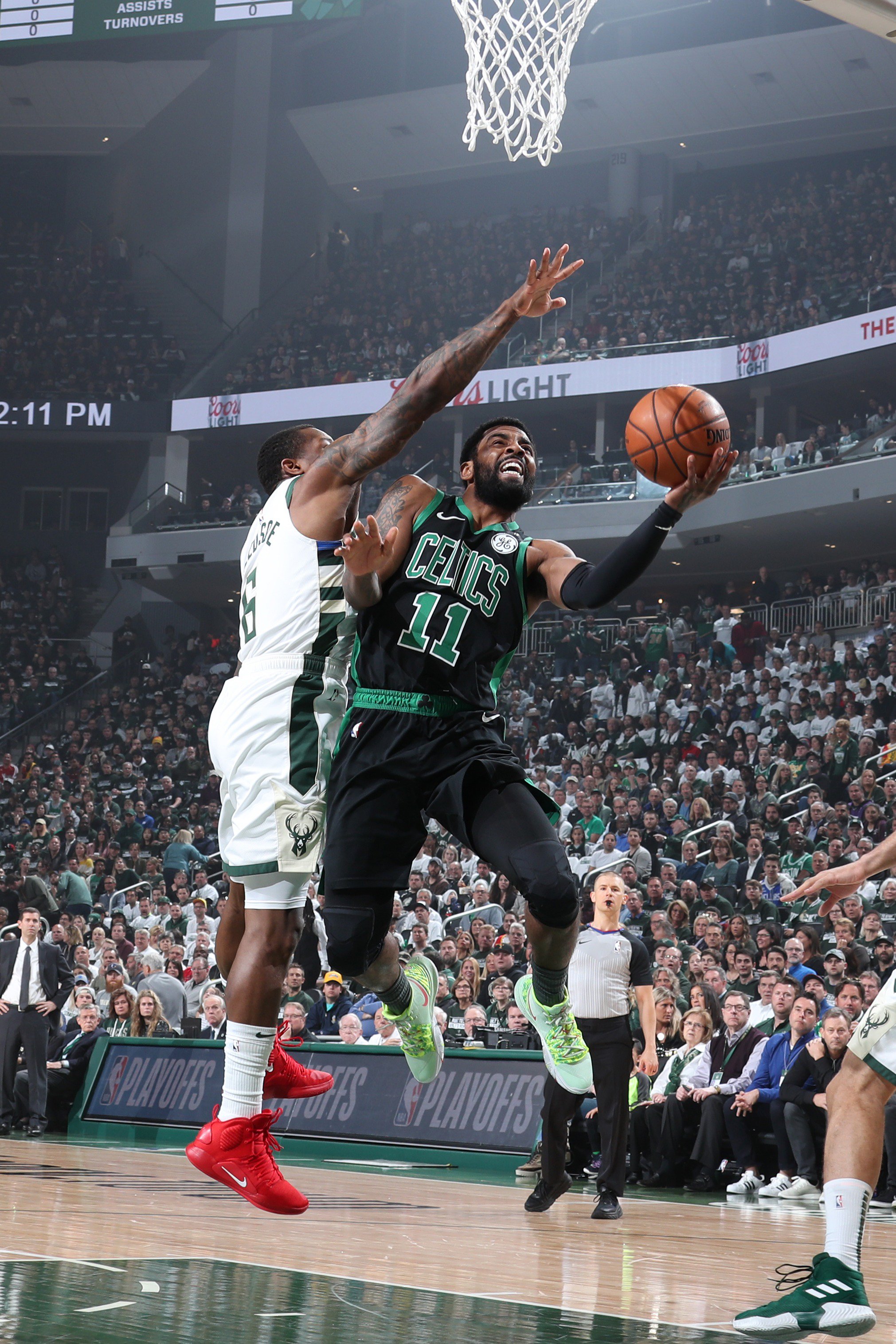 足球英超豪门逆转取胜，主帅赛后握拳怒吼（英超豪门逆转告捷，主帅终场握拳怒吼）