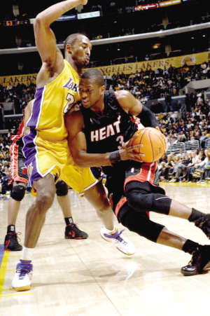 这动作太脏了！多尔特篮下偷袭肘击文班 后者被瞬间击倒在地（多尔特篮下暗算肘击文班 文班瞬间倒地）