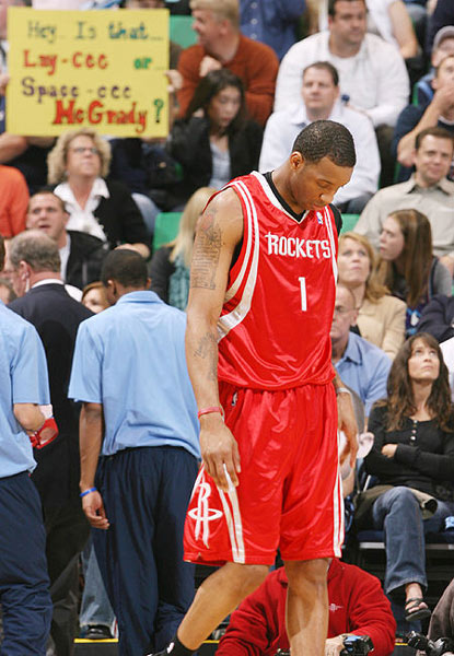 快船惨遭18分逆转！登卡空砍54分 近19战16败跌至西部倒数第二（快船遭18分大逆转！登卡轰54分仍无力回天 近19战16负跌至西部倒数第二）