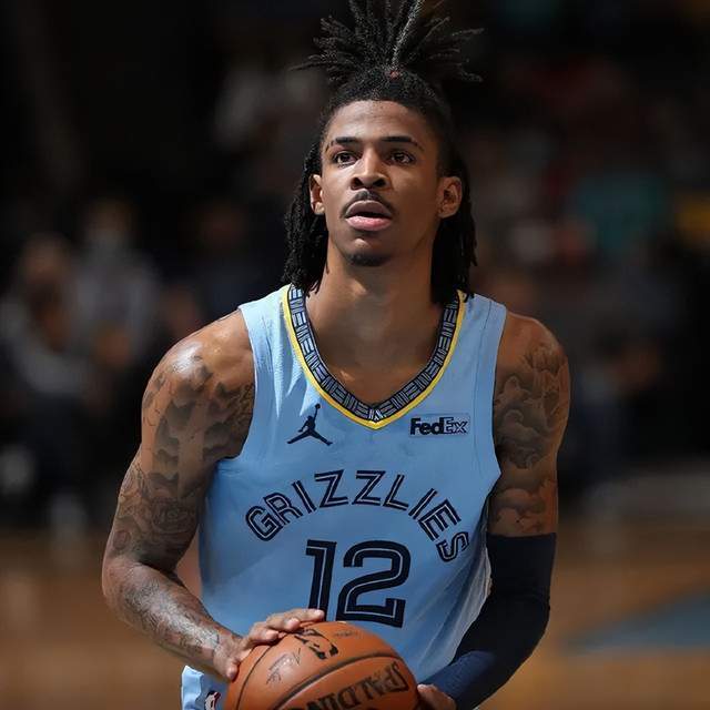 这看着就疼！亚当斯挡拆不慎把斯玛特搞到脱臼 后者直接离场（惨烈一幕：亚当斯挡拆意外致斯玛特脱臼，后者立即离场）