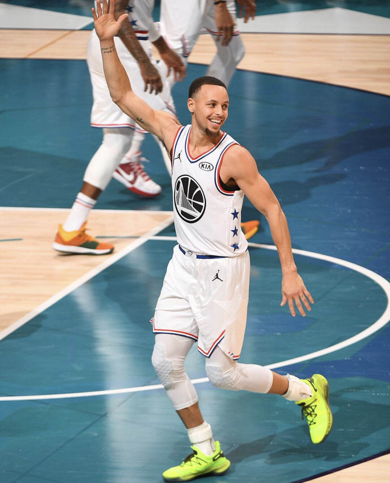 独行侠主场迎战活塞，赛事备受瞩目（活塞客场挑战独行侠，焦点之战引人注目）