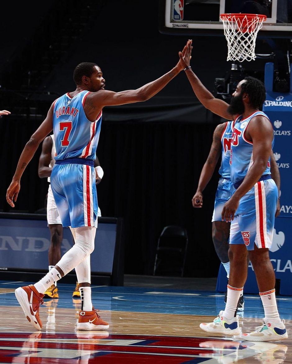 CBA首秀17分钟砍8分3板！宏远18岁小将征服杜锋，二飞为他提前退役（CBA处子秀17分钟8分3板！宏远18岁新星获杜锋认可，二飞为其提前退役）