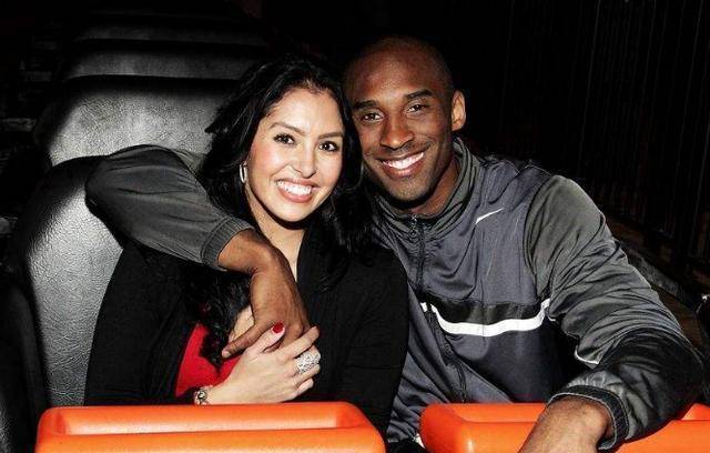 尤文航班延误，挪威当地球迷抓紧机会在机场与他们合影留念（尤文航班误点，挪威球迷趁机在机场合影）