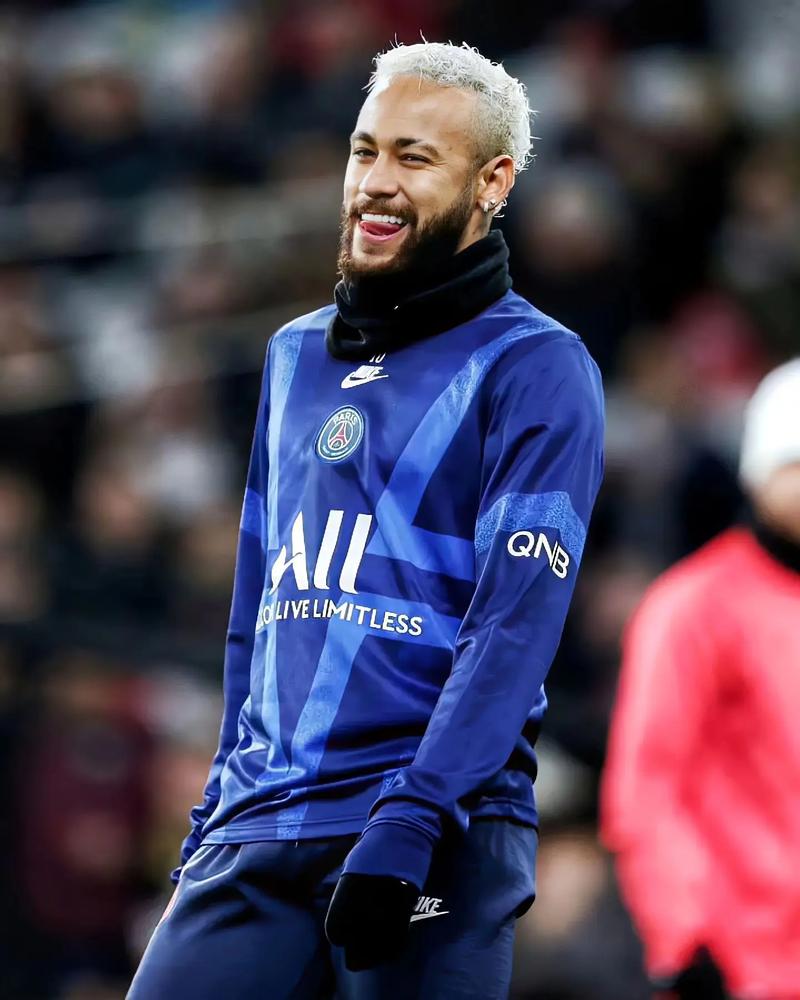 恩佐：蓝军是英超和欧冠有力竞争者；希望阿根廷能卫冕世界杯（恩佐称蓝军具备争冠英超与欧冠实力，期待阿根廷卫冕世界杯）