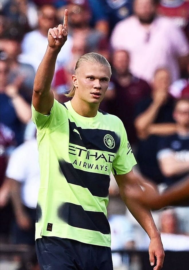 胖东来卖乔丹亲签球衣，售价13.8万元，工作人员回应：保真！定价受收购价影响，存在差异（胖东来上架乔丹亲签球衣，标价13.8万元；工作人员称保真，价格因收购成本不同存在差异）